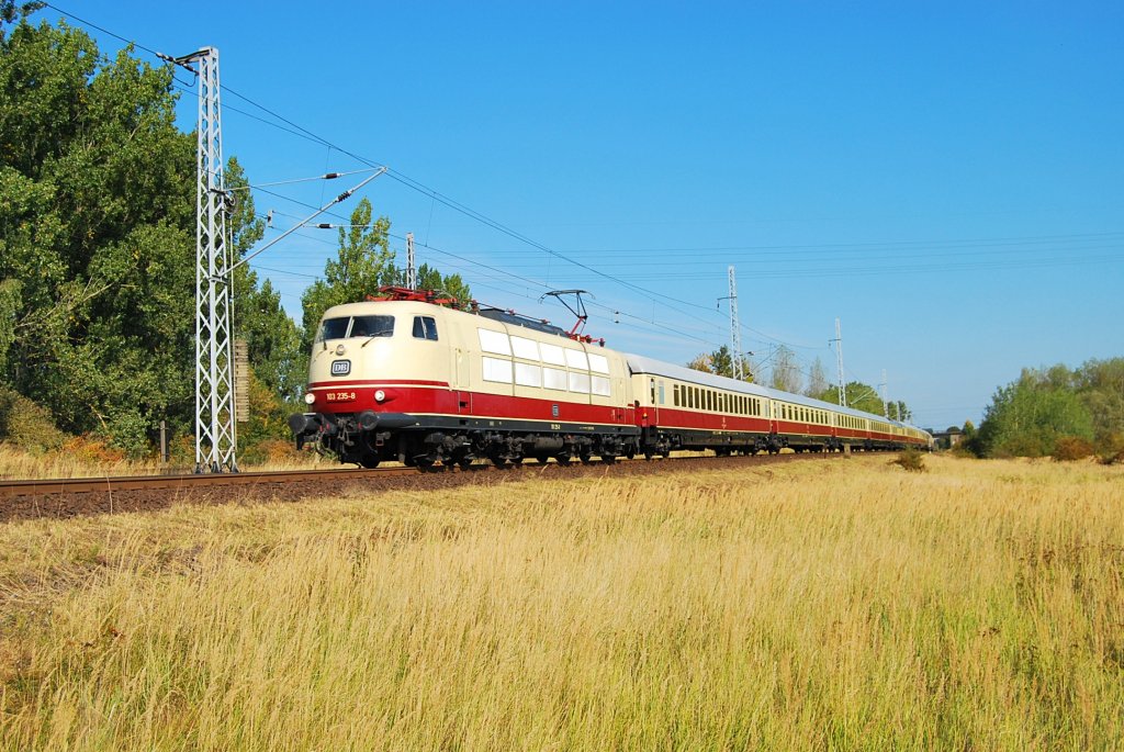 Am sonnigen 27.09.2009 rauscht die 103 235 mit einem Sonderzug nach Koblenz durch Alt Bartelsdorf und hat damit den stlichen Speckgrtel Rostocks erreicht.