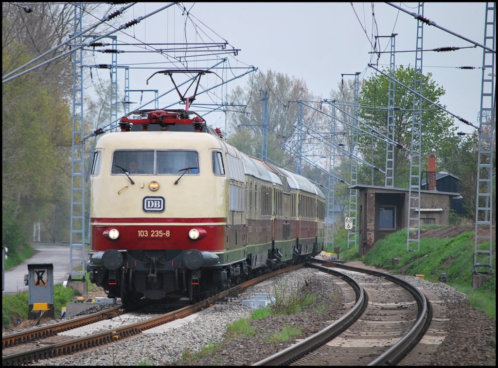 Am trben 09.05.2010 rollt 103 235 durch Riekdahl in Richtung Dalwitzhof. 