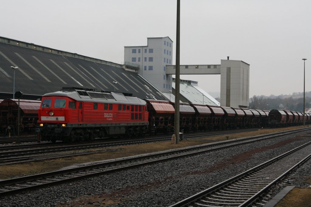 Am verregneten 05.03.12 steht 232 093-5 abfahrbereit mit ihrem Kalizug in Heringen/Werra.