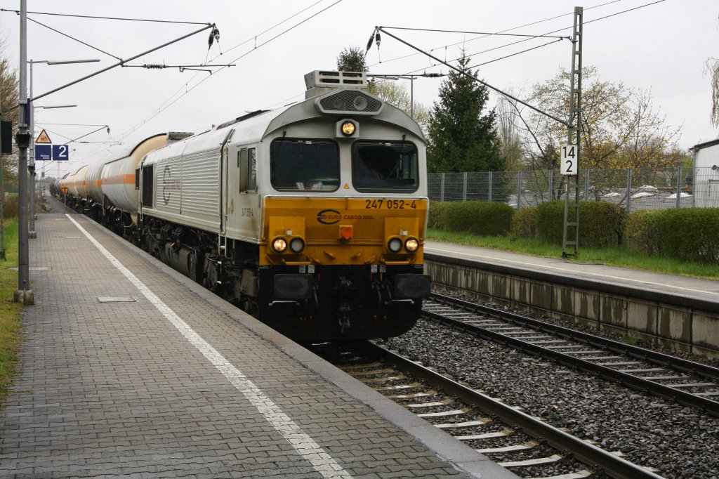 Am verregneten und kalten 24.04.12 mute unter der Bahnbrcke von Grub den Zgen aufgelauert werden. 247 052-4 war darunter mit einem Kesselzug nach Mhldorf vertreten.