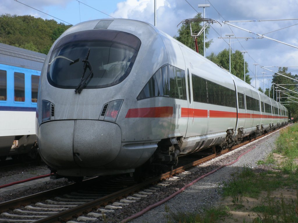 Am Vorabend kam ICE 4011 090/590 aus Mnchen nach Binz,wo Dieser die Nacht verbrachte.Als ich den ICE in Binz,am 25.Juni 2011,fotgrafierte hatte Dieser bis zur Abfahrt,um 12:45 Uhr,noch einige Stunden Pause.