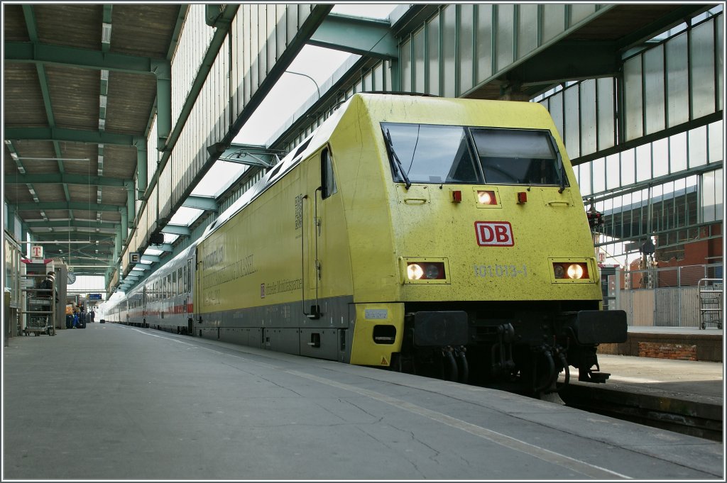 Am Ziel angekommen: die 101 013-1 mit ihrem IC 2319 in Stuttgart HBF. 
Der bei Bahnfotografen nicht besonders beliebte  Luftkissenboot Effekt wurde durch die Froschperspektive hier sogar noch verstrkt um den Blick des Betrachtes zur Konstruktion des Bahnsteigberdachung zu fhren.
29. Mrz 2012