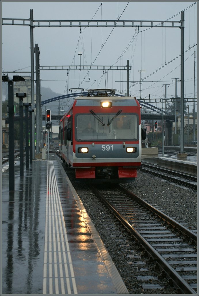 An einem dunklen, regnerischen Morgen fotografiert: Der einfahrende Regionalzug von Champry in Aigle. 
19. Mrz 2011