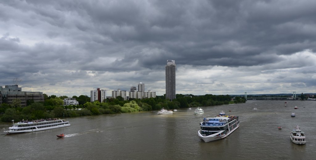 An Fronleichnam feiern die (Kln-)Mlheimer auf dem Rhein ihre traditionelle Gottestracht. Angefhrt vom Prozessionsschiff  MS Rhein Fantasie  fuhren die bunt geschmckten Schiffe von der Mlheimer Brcke zur Zoobrcke, um dort auf dem Rhein zu verweilen und damit an den Ursprung der Mlheimer Gottestracht zu erinnern: Der Legende nach hatte vor mehr als 400 Jahren ein Dieb Heiligtmer aus St. Clemens in Mlheim gestohlen und wollte per Schiff ber den Rhein flchten. Das Schiff blieb jedoch wie eingefroren auf dem Rhein stehen, sodass die Diebesgter unbeschadet zurckgeholt werden konnten. Diesem Wunder gedenken die Mlheimer bis heute mit der Schiffsprozession. (30.05.2013)