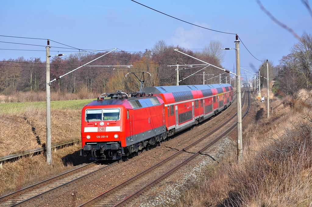 Auch die 120 201 ist ein stndiges Sorgenkind in Rostock.Kaum aus der HU zurck musste sie gleich wieder nach Dessau,da etliche Nacharbeiten notwendig waren.Nach dem nochmaligen vierwchigen Aufhalt in der  E-Lok Klinik  Dessau kehrte die Maschine nach Rostock zurck.Bereits nach wenigen Einstzen gab es erneute Probleme.Am 04.03.2013 kam sie mir mal wieder vor die Linse als sie mit dem RE 4308 nach Hamburg unterwegs ist.