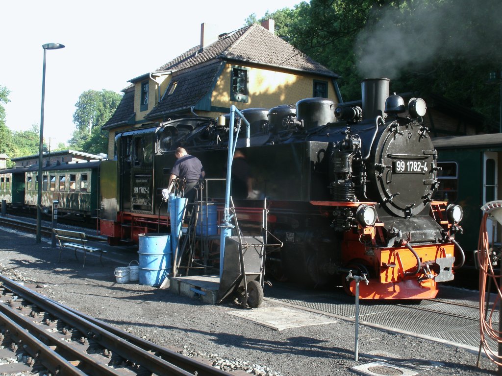 Auch 99 1782 mu�te,am 02.August 2013,bei der gl�henden Hitze am G�hrener Wasserkran viel  trinken .