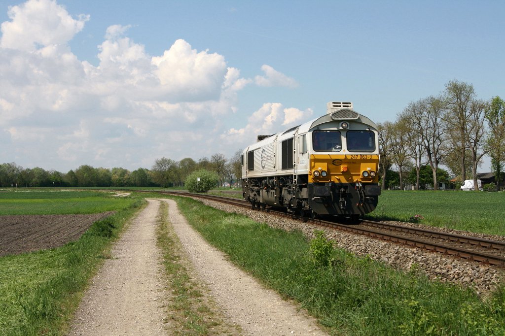 Auch am 04.05.12 konnte 247 053-2 von mir gesichtet werden. Hier fhrt sie Lz nach Kastl, um einen gemischten Gterzug abzuholen. Das Bild entstand bei Heiligenstatt.