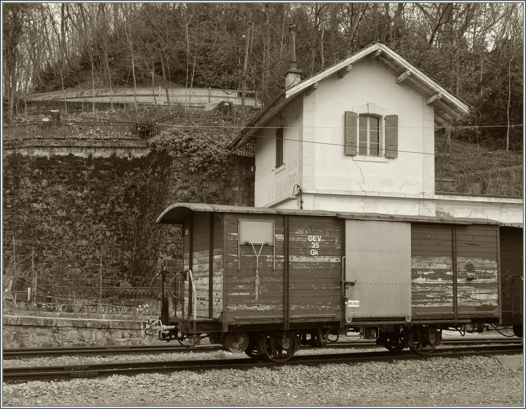 Auch bei Schmalspurbahnen sorgte der (meist bescheidene)  Gterverkehr fr willkommen Zusatzeinnahmen  - heute jedoch stehen die Gterwagen nur noch  dekorativ  an den Bahnhfen, wie hier der CEV Gk 38 in Vevey. 
27.03.2011