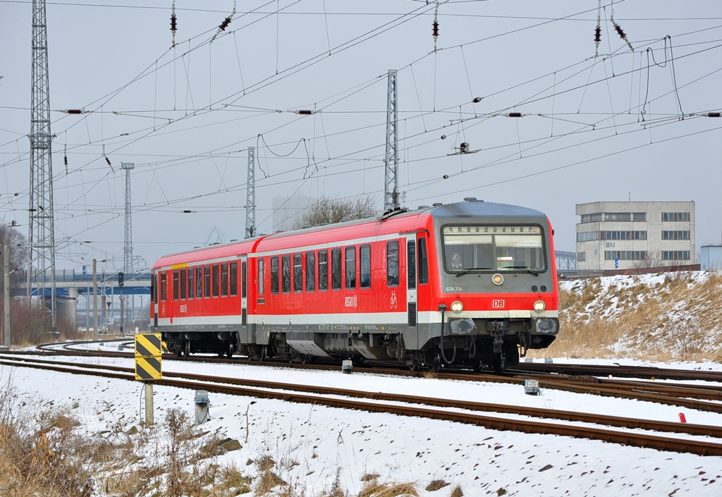 Auch schon 25 Jahre im Dienst ist der 628 314.Am 13.02.2012 rollt er auf der Rostocker S3 seinem nchsten Halt entgegen.Geknipst kurz nach dem verlassen des Hp Rostock-Seehafen Nord auf Hhe des Bw Rostock-Seehafen. 