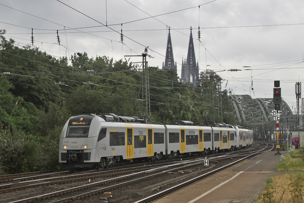 Auch sie gehren zum Bahnbetrieb in Kln. Die 460er der Transregio. Hier 460 013 mit einem Bruder kurz vor dem Ende ihrer Reise in Kln Deutz am 24.07.10