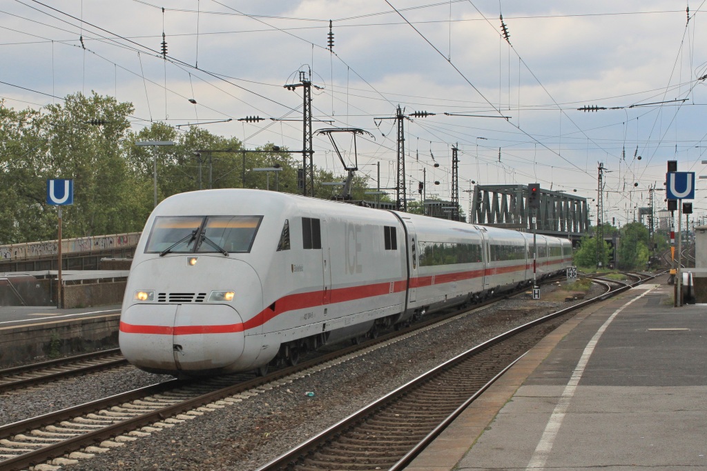 Auch wenn links und rechts von dem Triebzug ein U-Bahn-Zeichen ist, ist das noch lngst keine U-Bahn....402 004 mit ICE 952 von Berlin Ostbahnhof nach Kln am 14.05.10 in Kln Deutz.