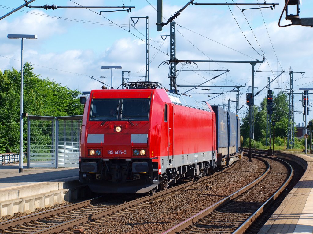 Auf dem Weg zu Marc traf ich am 26.6 185 405-5 mit einem Gterzug im Bahnhof Neumnster am frhen Morgen.