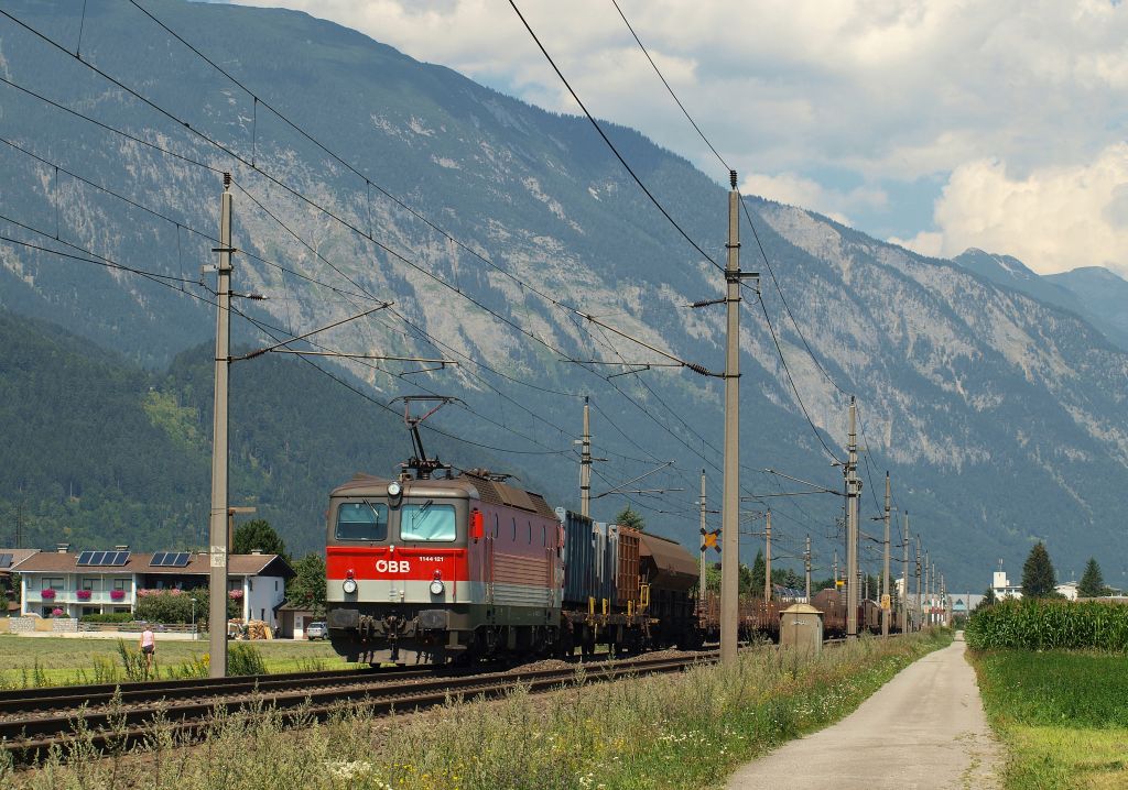 Auf dem Weg zum Bahnhof kam uns 1144 121 mit einem gemischten Gterzug entgegen. Schwaaz, 2.8.11