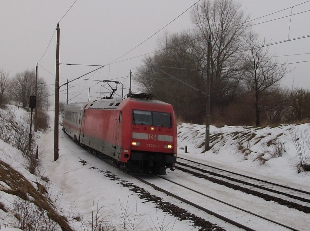 Auf freier Strecke vor Bergen/Rgen war am 07.Januar 2011 die 101 007 mit dem IC 2213 von Binz nach Stuttgart.