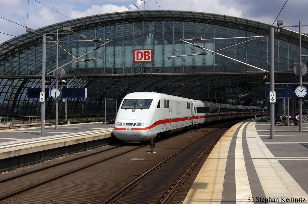 Auf Gleis 13 am Berliner Hbf steht 401 554-1  Flensburg  als ICE 691 von Berlin Ostbahnhof nach Mnchen Hbf. 07.06.2011