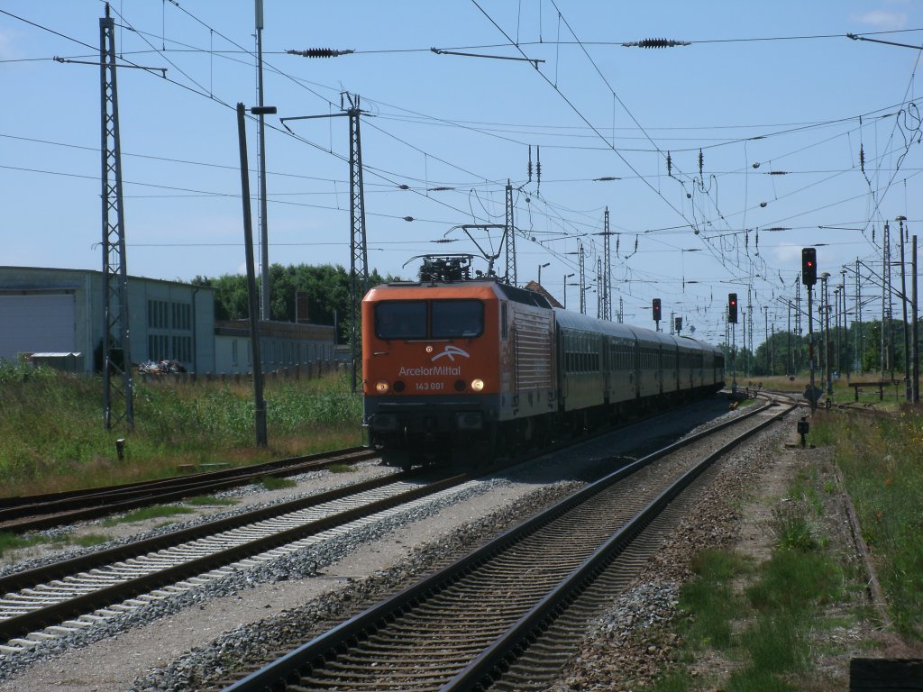 Auf der Hinfahrt von Cottbus nach Binz durchfuhr noch die EKO Trans 143 001-6,am 06.Juli 2013,Bergen/Rgen.Stunden spter blieb Sie mit dem Sonderzug bis gegen Mitternacht in Bergen.