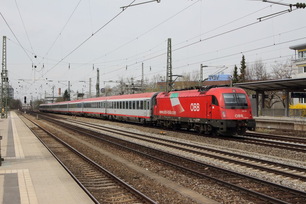 Auf ihrem Weg nach Sden wurde 1216 016-6 am 17.04.13 am Mnchner Heimeranplatz auf´s Bild gebracht.