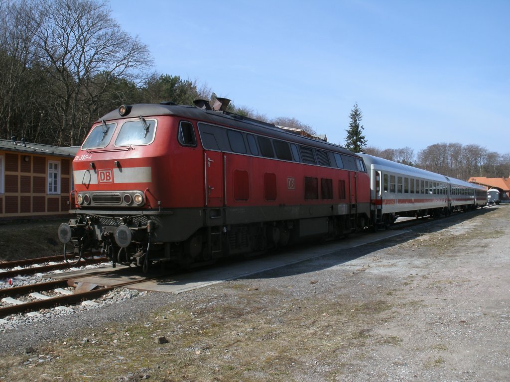 Auf der Insel Usedom kann man die 218 auch in diesem Jahr wieder antreffen.Am 14.April 2013 stand die 218 380 in Heringsdorf.