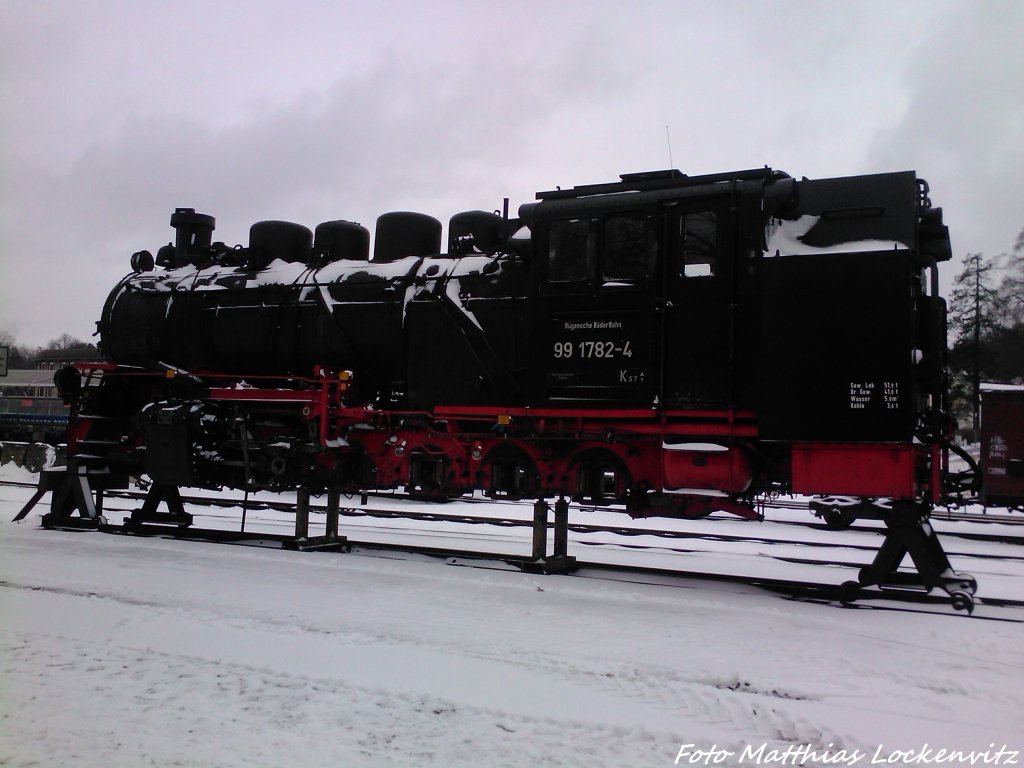 Aufgebockte 99 1782 am Kleinbahn BW Putbus am 11.313