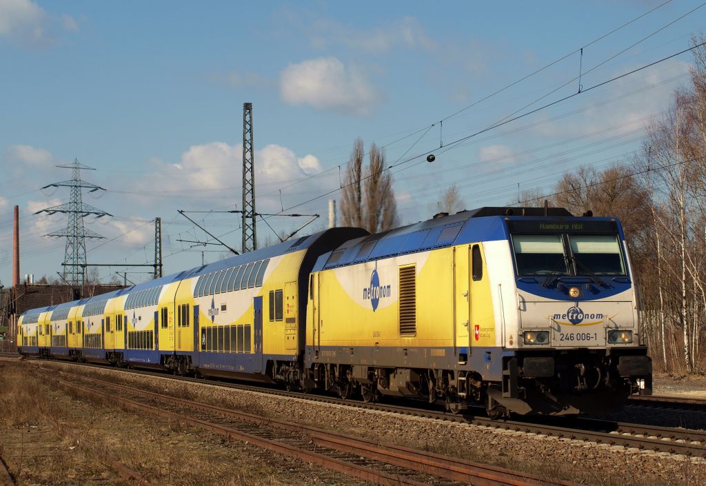 Aus Cuxhaven kommend donnerte 246 006-1 durch HH-Unterelbe am 19.3.