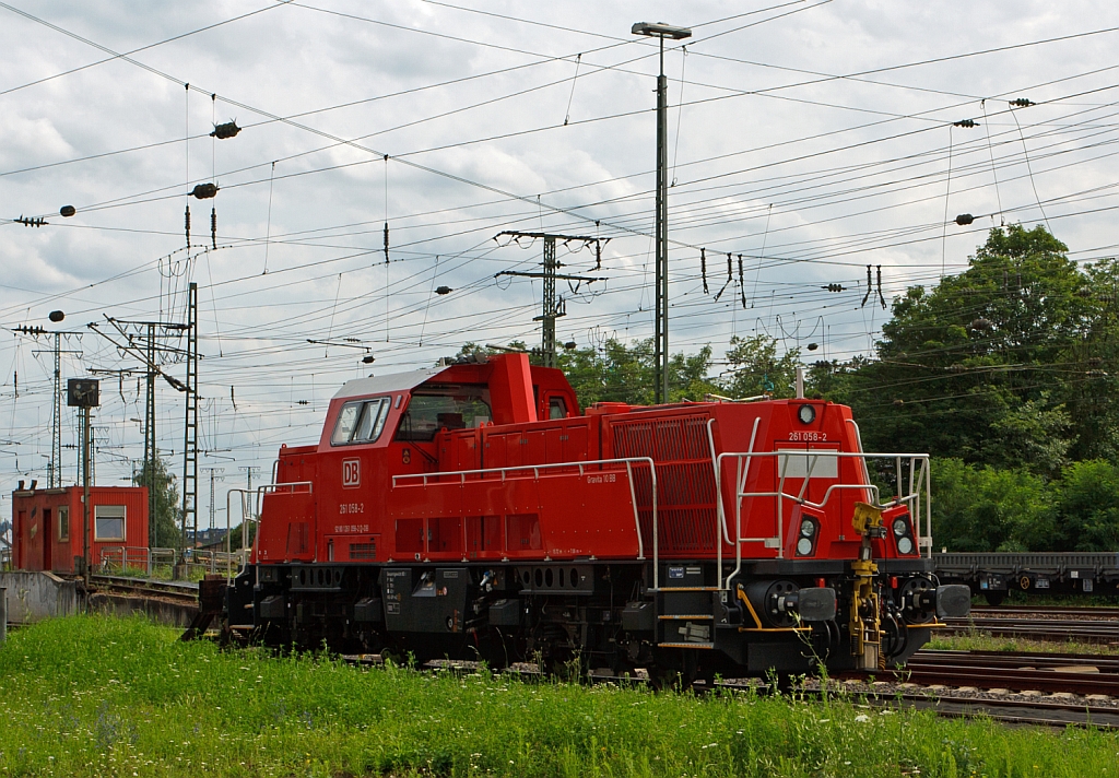 Aus dem DB Museum in Koblenz heraus konnte ich am 18.07.2012 meine erste Voith Gravita 10 BB aufnehmen. Die 261 058-2 der DB Schenker Rail abgestellt neben dem DB Museum, KO-Ltzel. Die Lok wurde 2011 unter Fabriknummer  L04-10109  von Voith gebaut und am 18.11.2011 ausgeliefert. An das Aussehen mu man sich erst gewhnen, mir persnlich gefallen doch die V60, V90 und V100 immer noch besser.