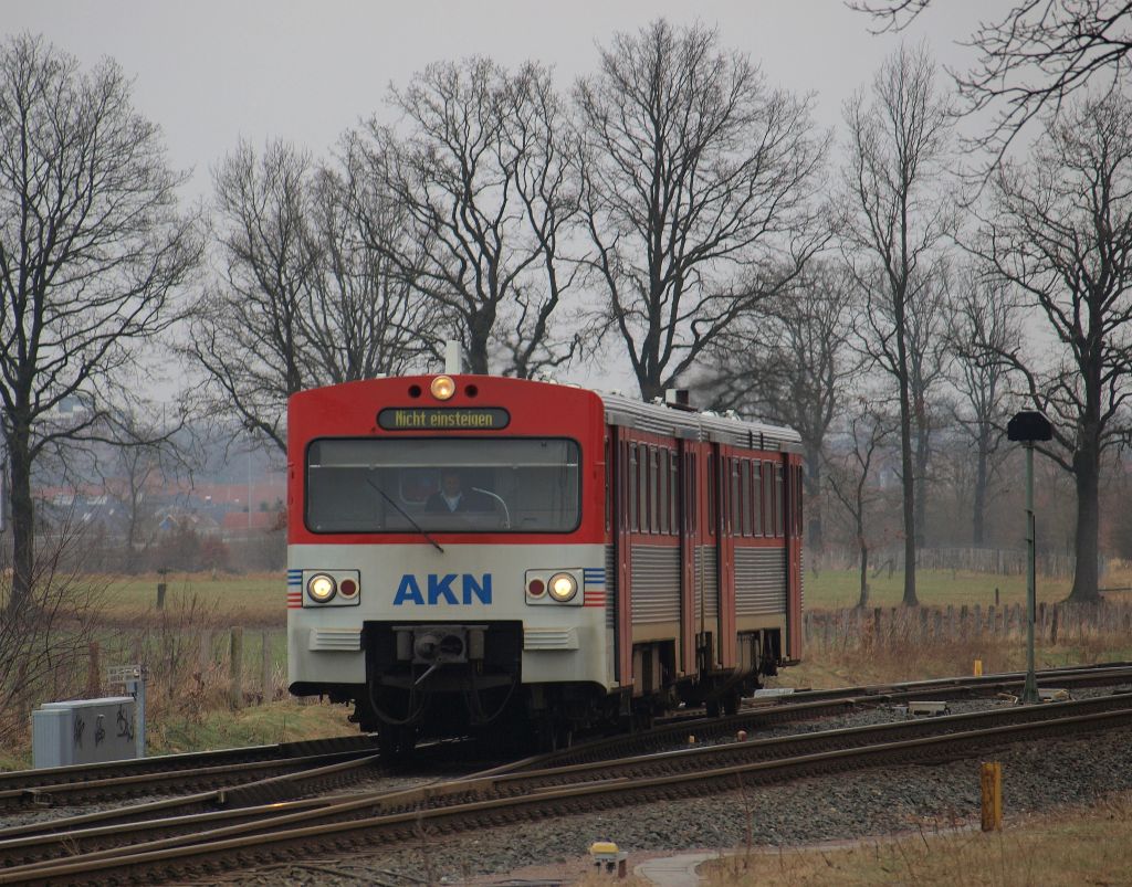 Aus Elmshorn kommend fuhr dieser VT2E der AKN in den Bahnhof von Ulzburg Sd ein.