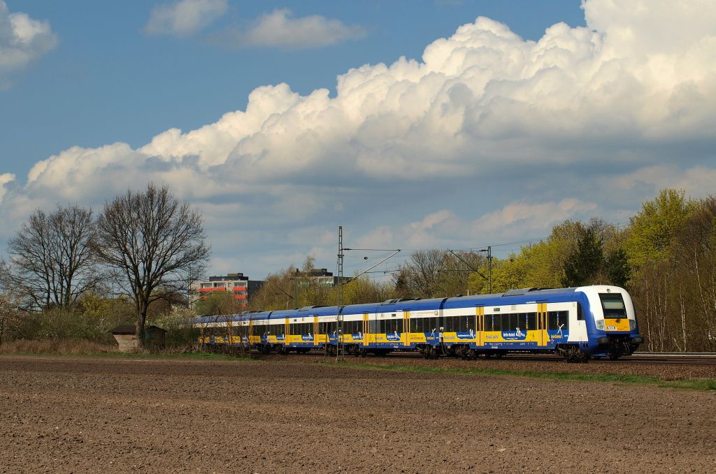 Aus Westerland kommend rollte die NOB nach Hamburg-Altona durch Halstenbek am 17.4.