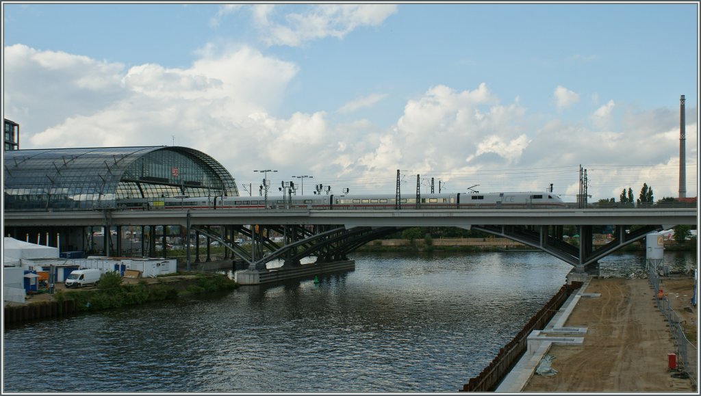 Ausfahrt eines ICE in Berlin Hbf. 13. Sept 2010