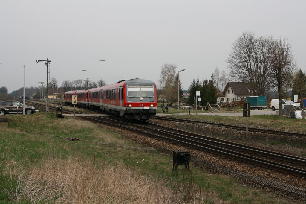 Ausfahrt frei fr 628 566-2 nach Freilassing am 05.04.12 in Tling.