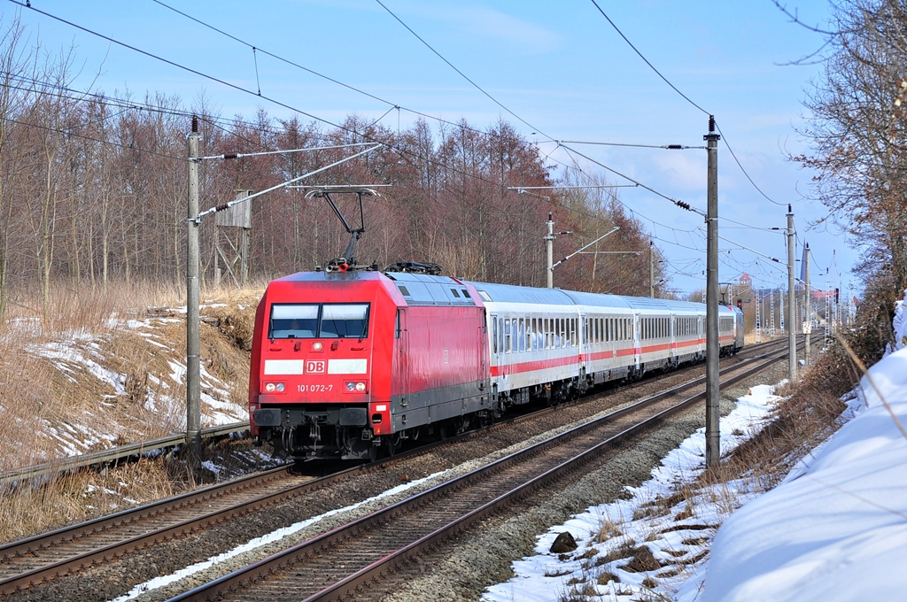 Ausreichend Kraft hatte der IC 2089 am 27.03.2013.Whrend die 101 072 zog schob die 101 118(Cewe-Fotobuch) krftig mit.Geknipst in Sildemow.