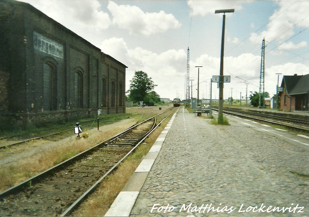 Bahnhof Bergen auf Rgen am 14.6.99 / hier fhrt Der Lauterbacher 628 langsam in Den Bahnhof ein.