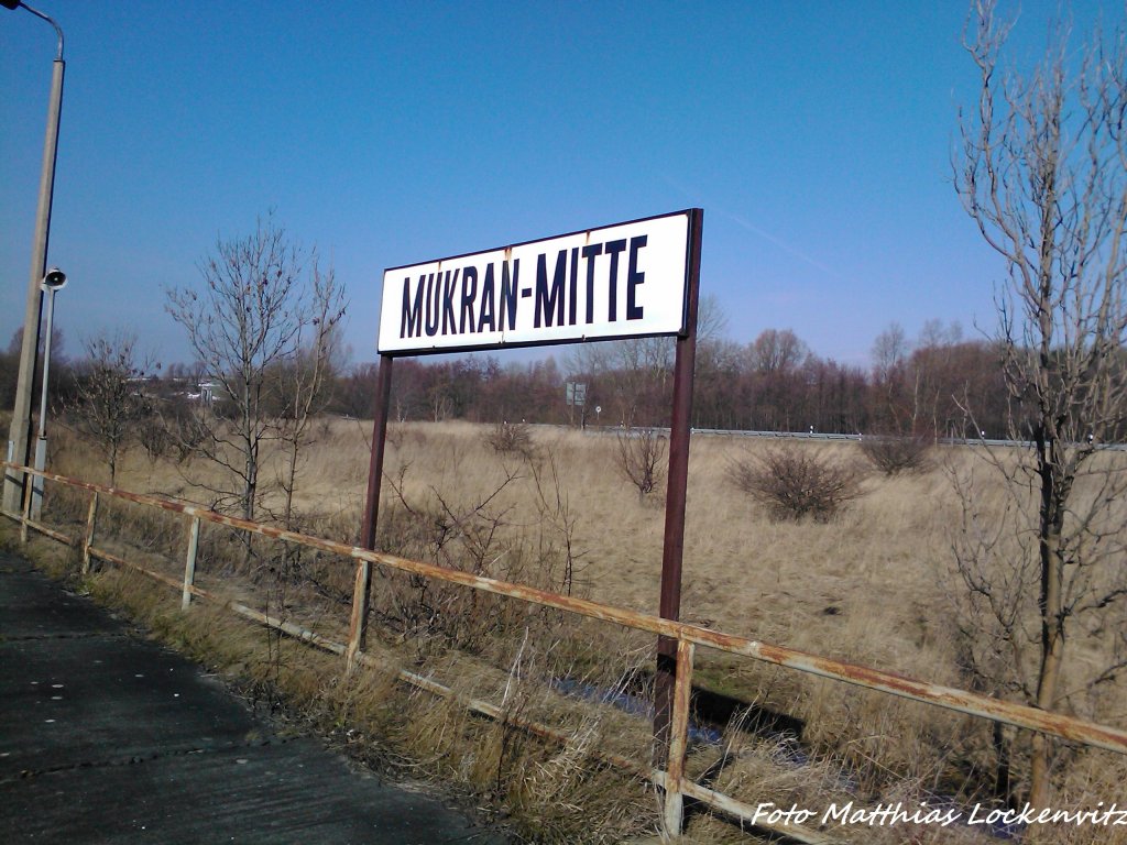 Bahnhofsschild Mukran Mitte am 4.3.13 