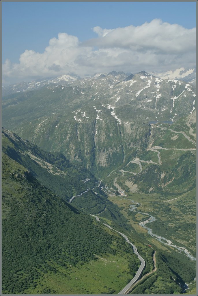 Bahnsuchbild N 2: Auf der Furka-Passstrasse beim Rohnegletscher stehend, geht der Blick in Sdwestliche Richtung und der kleine, rote DFB Diesel-Zug auf seiner Fahrt Richtung Muttbach Belvdre ist nicht auf den ersten Blick zu finden.
5.8.13