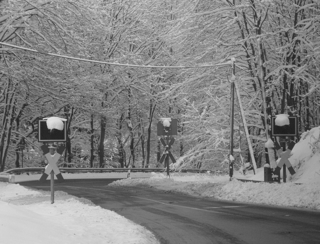 Bahnbergang im Winter 2010 (31.01.2010) bei Hachenburg(Westerwald) :D Bisschen Abkhlung in diesen Tagen schadet doch nicht .... :D