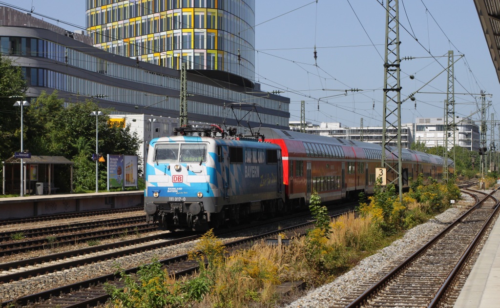 Bayern Lok 111 017 mit Doppelstockzug in Richtung Salzburg am 23.08.11 bei der Durchfahrt von Mnchen Heimeranplatz