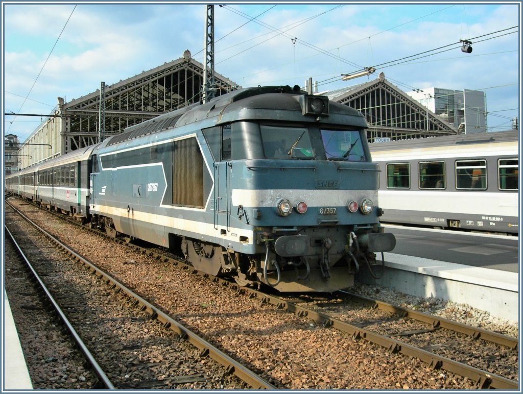 BB 67357 mit einen Schnellzug nach Caen in Tours am 22. Mrz 2007.