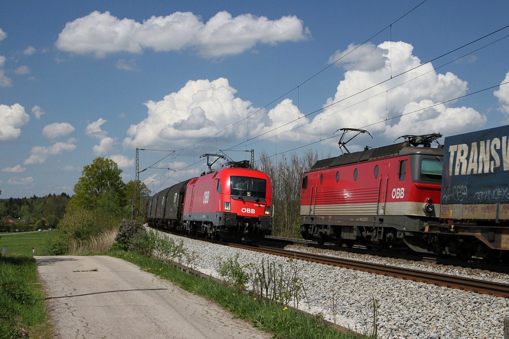 Begegnungsfahrt der BB-Loks 1116-028 und 1144-227 bei Weiching an der Strecke Mnchen - Rosenheim am 30. Apr. 2011.