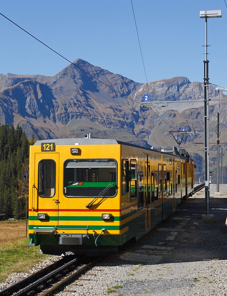 Begegungsverkehr an der Wengernalp am 02.10.2011. Der  linke Triebzug der WAB ist auf Talfahrt Richtung Wengen und mu unseren und den nachfolgenden erst abwarten.