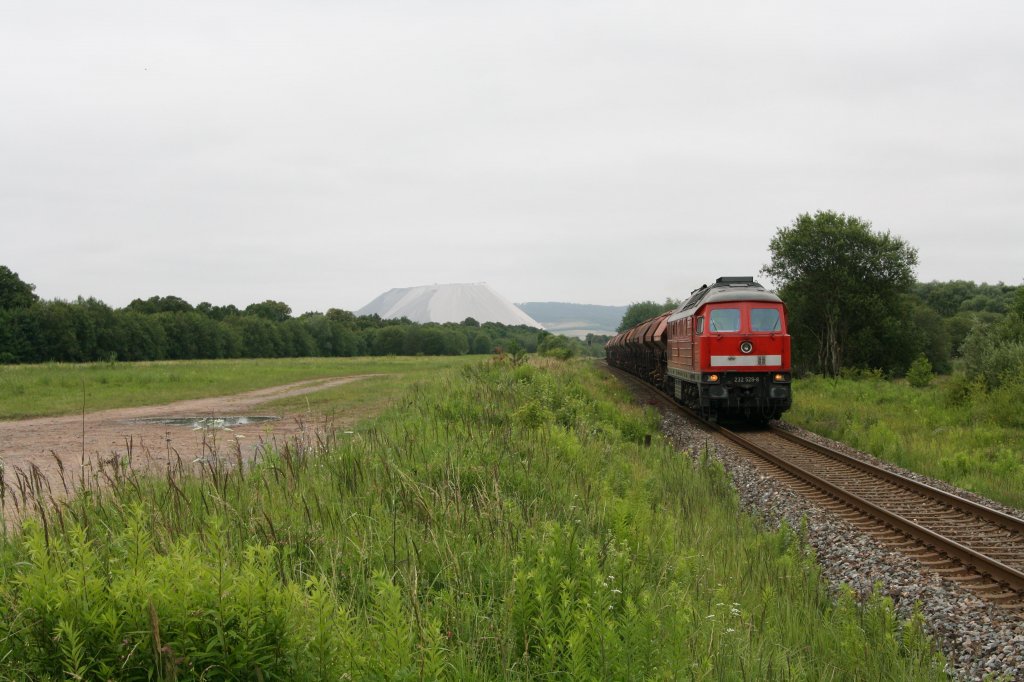 Bei Berka/Werra wurde 232 529-8 mit einem Kalizug nach Gerstungen am 04.07.11 fotografiert. Im Hintergrund ist der  Monte Kali  zu sehen.