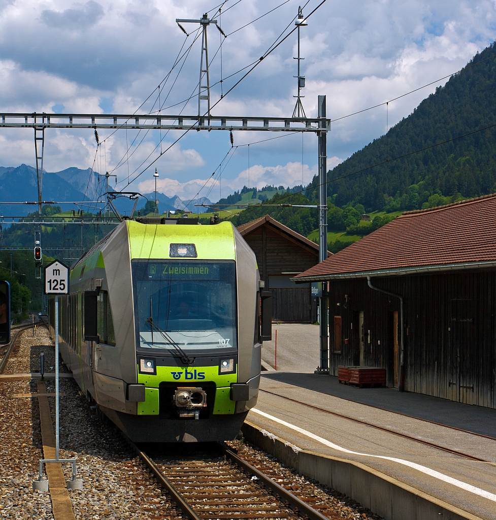 Bei Boltigen kommt unserem Zug am 28.05.2012 dieser  Ltschberger  - BLS RABe 535 107 entgegen. 
Der BLS RABe 535 -  Ltschberger  ist ein Niederflur-Triebzug und ein direkter Abkmmling (Weiterentwicklung) der RABe 525  NINA  dessen Entwicklung auf den deutschen Bombardier  Talent 1 (vormals Waggonfabrik Talbot GmbH) beruht. 
Gebaut wurden die Ltschberger von Vevey Technologies (ehemals ACMV in Villeneuve, ab 1998 Bombardier bernommen), das erste Baulos von 21 Stck zwischen 2008 und 2010 und weitere 4 Stck im Jahre 2012. 
Die Triebzge haben die Achsformel Bo'2'2'2'Bo', die Lnge ber Kupplung ist 62.710 mm, das Eigengewicht ist 105 t, bei einer Dauerleistung von 1.000 kW haben sie eine Hchstgeschwindigkeit von 160 km/h.