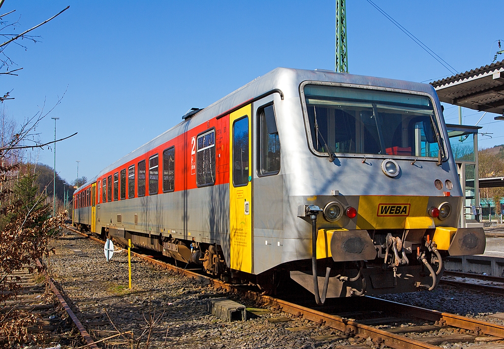 Bei dem tollen Licht muss ich ihn einfach nochmal ablichten: 
Der Dieseltriebwagen VT/VS 51 (BR 628.4)  Daadetalbahn  der Westerwaldbahn (WEBA) abgestellt am 02.03.2013 im Bahnhof Betzdorf/Sieg. 

Der Trieb-/Steuerwagen wurden 1994 bei DWAG unter den Fabrik-Nr. 91341/91342 gebaut.

Technische Daten:
Achsformel: 2'B' + 2'2' 
Leistung:  485 kW 
Hchstgeschwindigkeit: 120 km/h
Eigengewicht: 64t
