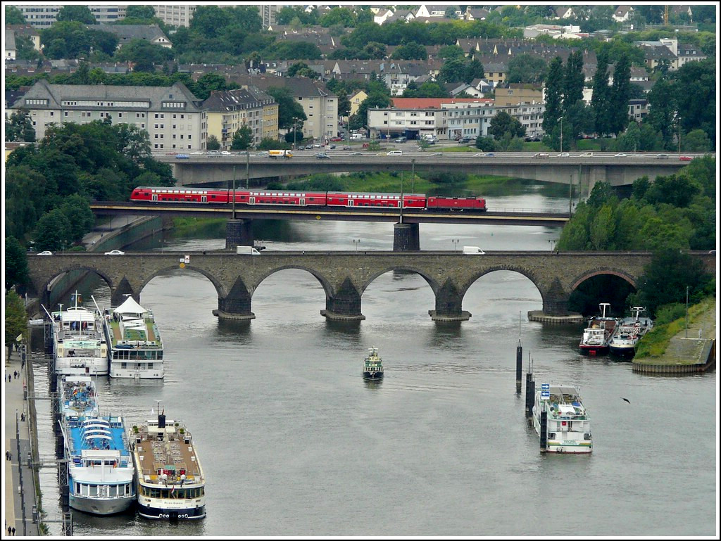 Bei diesem Bild knnte man von einem Dj-vu auf dieser Seite sprechen. Bis auf etwas weniger Schiffe an der Anlegestelle, bot sich mir am 24.06.2011 an der Festung Ehrenbreitstein in Koblenz fast dasselbe Bild, welches Armin am 11.08.2011 gemacht hat. Bei dem Zug knnte es sich um RB 12511 (Mnchengladbach-Koblenz) handeln? (Hans)  