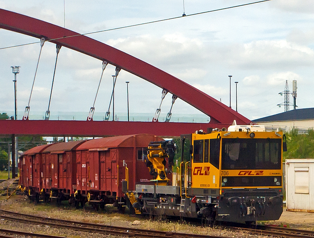 
Bei der Fahrt mit unserem Zug der Linie 70 von Luxemburg konnte ich am 16.06.2013 beim Bahnhof Luxemburg diese Aufnahme aus dem Zug machen. 

Der CFL Robel IIF 706 (99 82 9210 706-2 L CFL IF) ist beim Bf Luxemburg abgestellt.