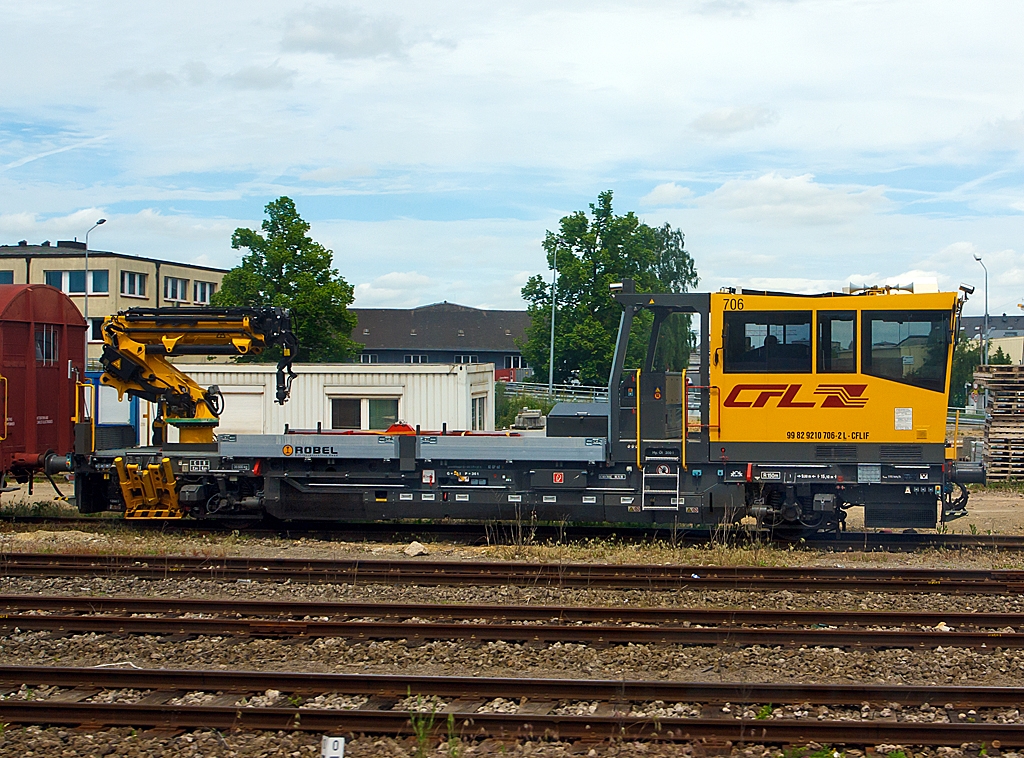 
Bei der Fahrt mit unserem Zug der Linie 70 von Luxemburg konnte ich am 16.06.2013 beim Bahnhof Luxemburg diese Aufnahme aus dem Zug machen. 

Der CFL Robel IIF 706 (99 82 9210 706-2 L CFL IF) ist beim Bf Luxemburg abgestellt.