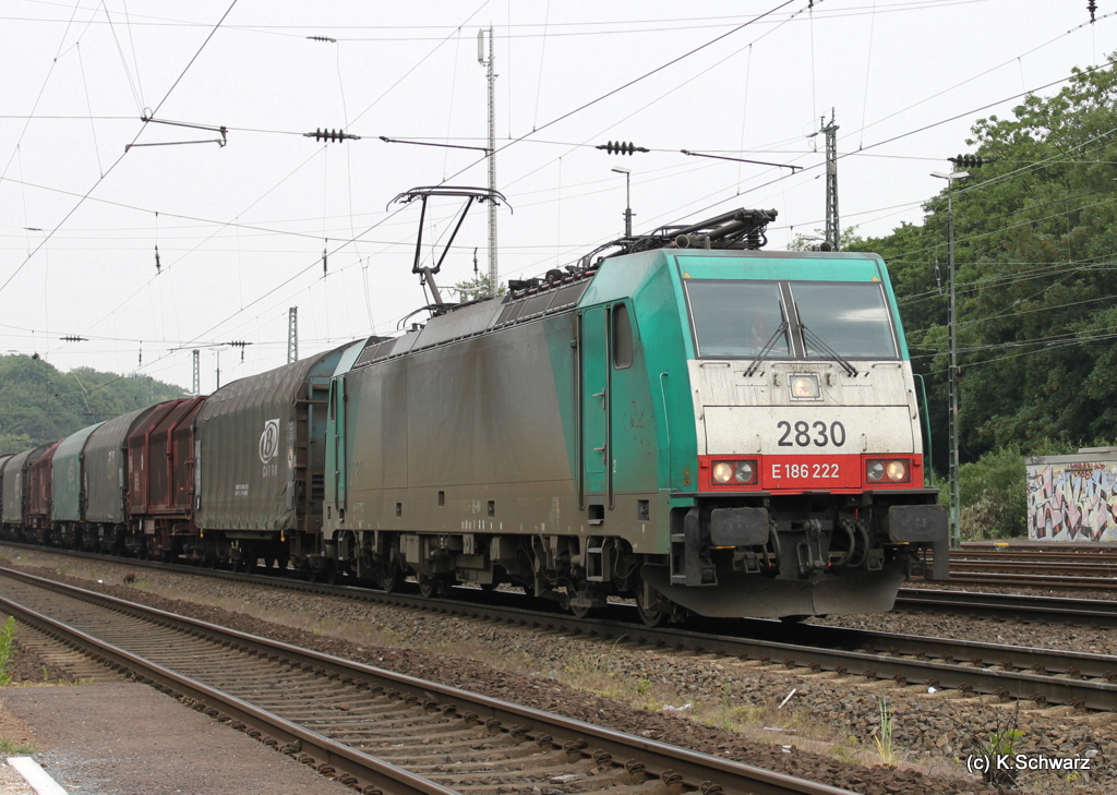 Bei nicht grad so gnstigen Fotobedingungen kam E186 222 durch Kln-West gefahren (19.05.2011)