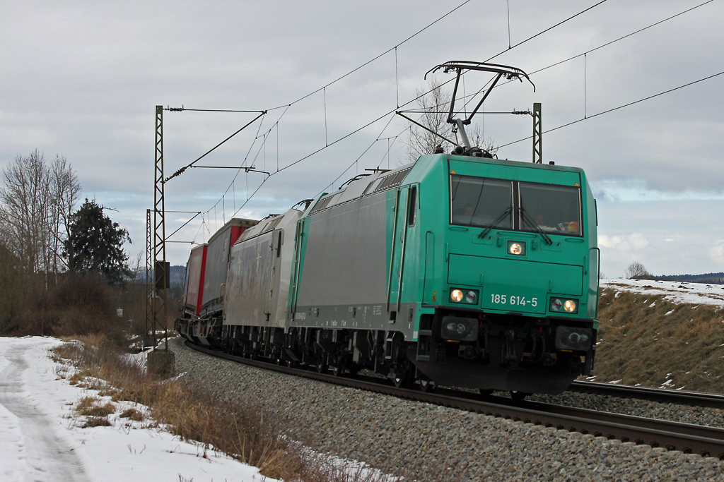 Bei Ostermnchen zieht die grne 185 614 (Angel Trains) einen Gterzug aus Richtung Mnchen und wird in wenigen Kilometern Rosenheim erreichen (am 18.2.2012). 