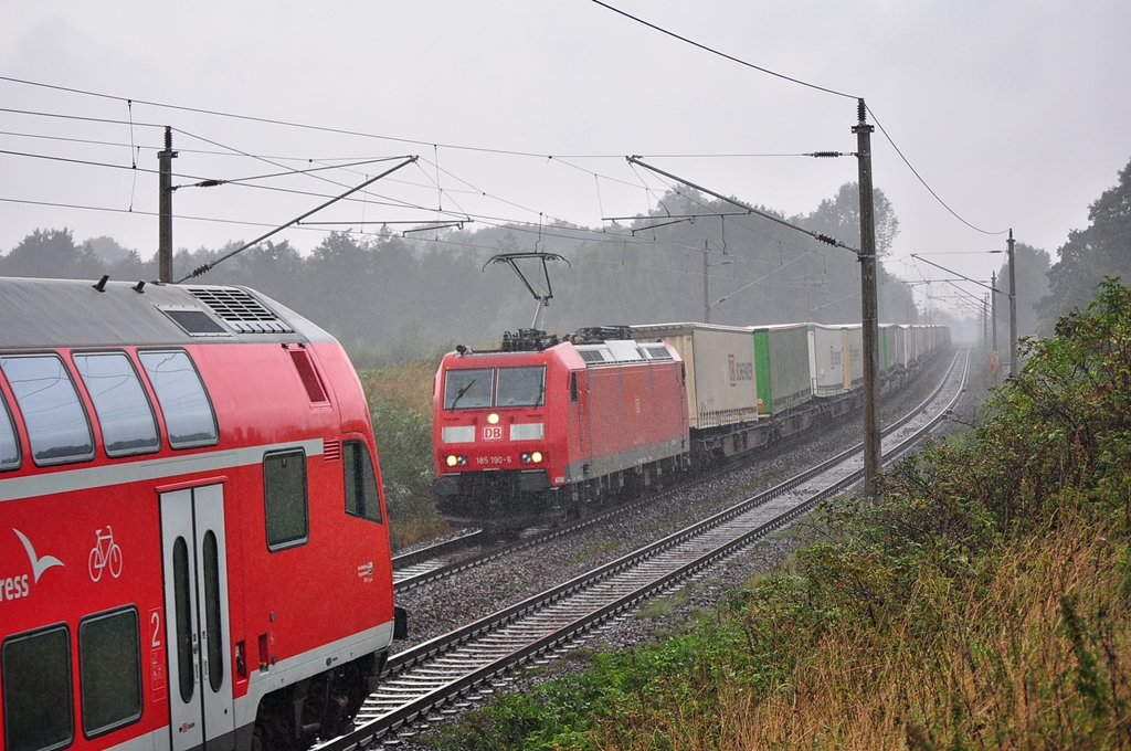 Bei recht unwirtlichen Bedingungen mht sich die 185 190 mit dem KT 42149 ab.Die nassen und rutschigen Schienen verbunden mit dem recht schweren Zug waren fr die 185 190 eine echte Herausforderung.Nur mhsam bekam sie den Zug auf Touren.Der einfahrende RE 1 aus Hamburg sorgte doch fr etwas Nervenkitzel wie man auf dem Bild sieht.Sildemow am verregneten 03.09.2012.