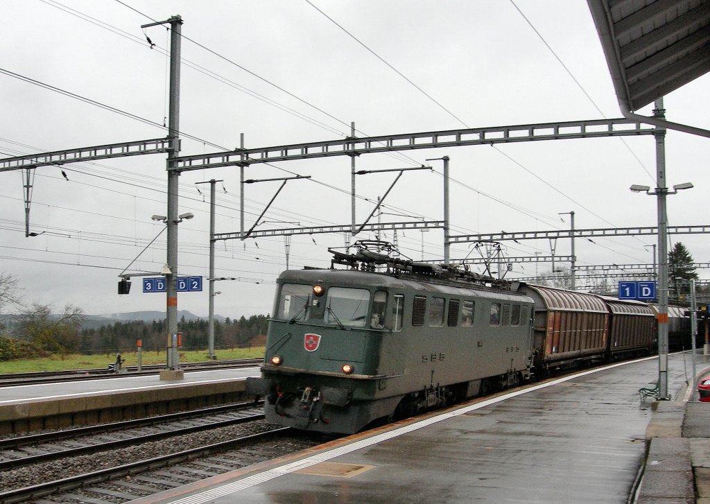 Bei Regenwetter fhrt eine Ae 6/6 mit ihrem Gterzug in Palzieux durch. 6. Dez. 2006 
