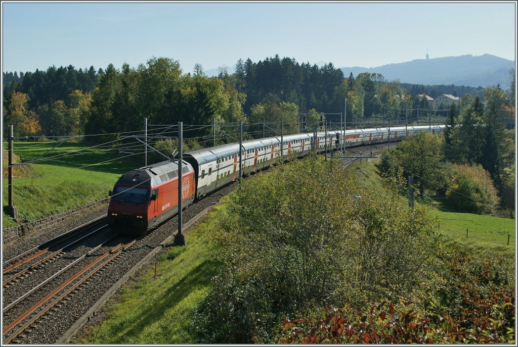 Bei starken Gegenlicht fhrt eine Re 460 mit ihrem IC kurz nach Palzieux in Richtung St.Gallen.
5. Okt. 2012