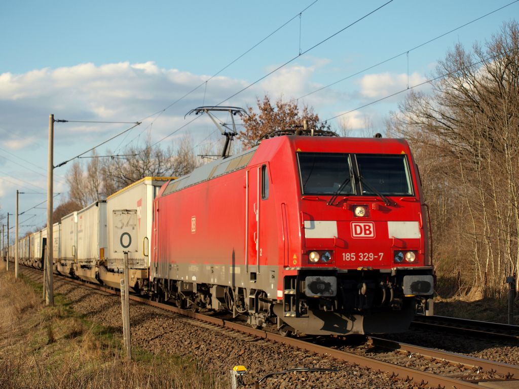 Beim Erkunden vom Bullendorfer Umland bin ich auf die Hauptstrecke Hamburg-Kiel/Flensburg gestoen. Kaum angekommen donnerte 185 329-7 mit einem  PNO/Rhenus/Ewalds KLV  durch Elmshorn B Grenzweg.